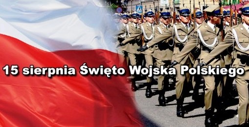 Żołnierze przechodzą przez miasto 15 sierpnia